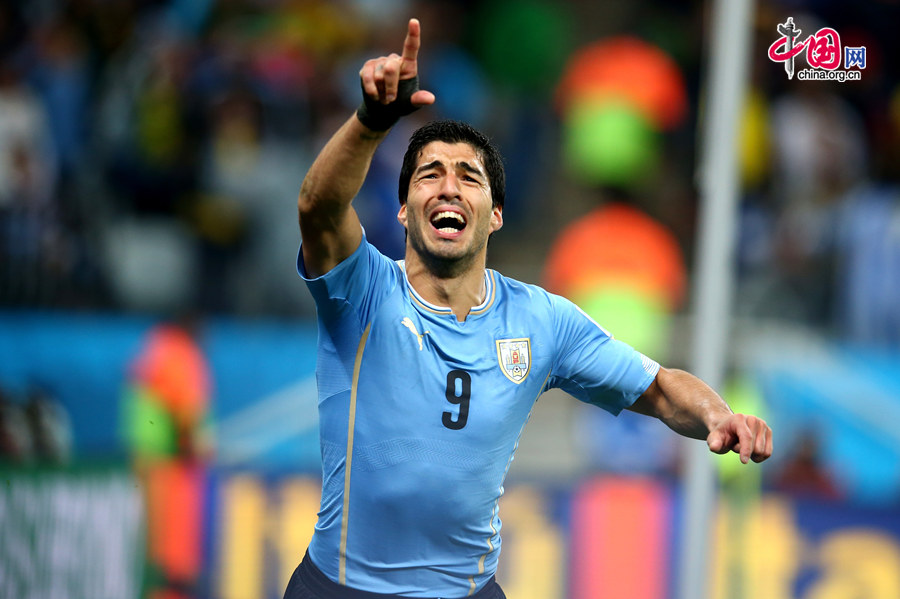 Luis Suarez celebrates as his scores help Uruguay beat England 2-1 in their World Cup Group D match on Thursday. After losing two matches, England now has little hope to advance into the last 16. [Photo / CFP]