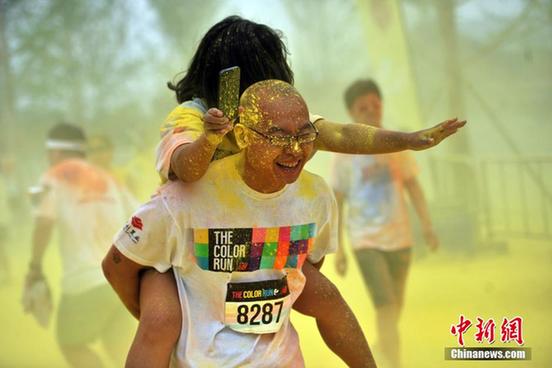 More than 20,000 Chinese and foreign runners are participating the second Beijing Color Run, which is also known as the Happiest 5K on the Planet. [Chinanews.com] 