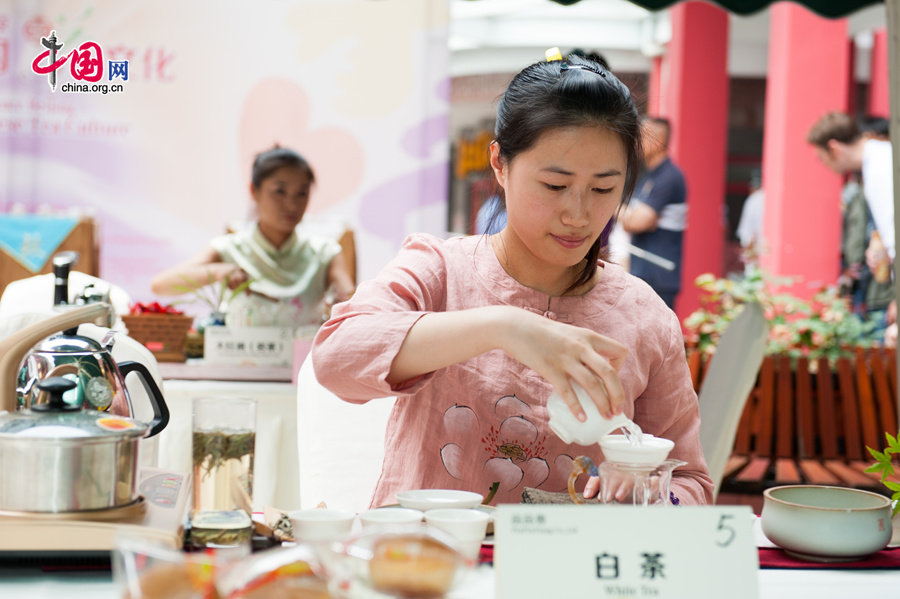 Authorities of Beijing's renowned Maliandao 'Tea' Street and Beijing's municipal government jointly launch a summer promotion on Saturday, June 21, 2014 to allow international people living in Beijing to have a better understanding of China's tea culture. [Photo by Chen Boyuan / China.org.cn]