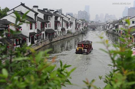 A boat sails on the Wuxi section of China's Grand Canal, in Wuxi, east China's Jiangsu province, June 22, 2014. [Xinhua]