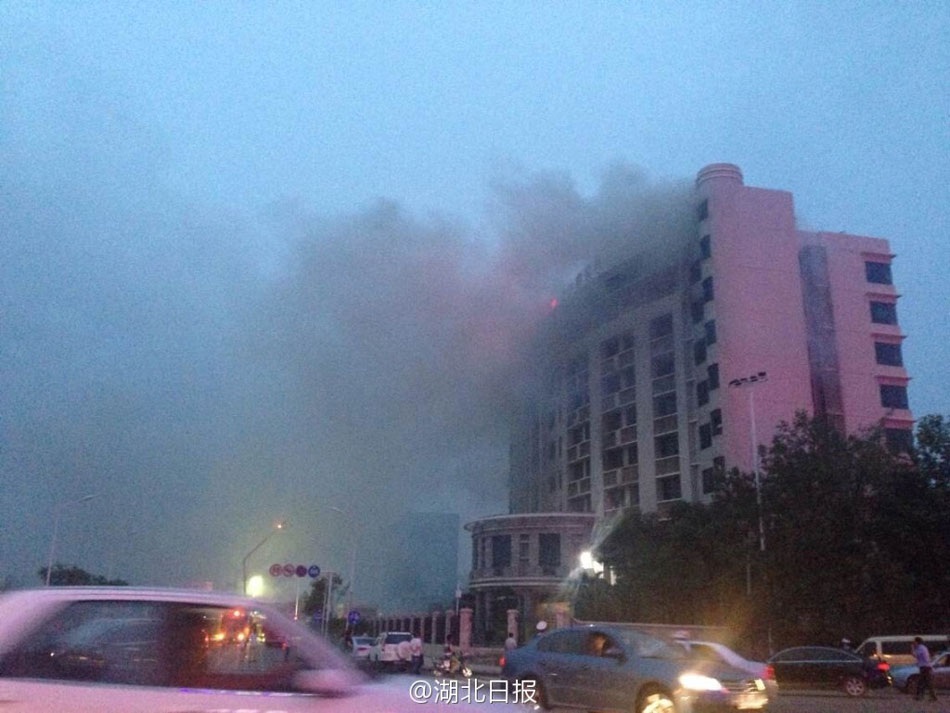Smoke is seen from a building which caught on fire in the city of Wuhan in central China on Monday, June 23, 2014. [Photo: Weibo.com]