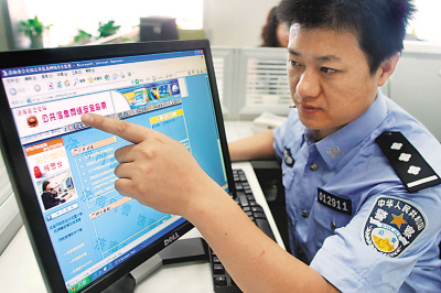 In this file photo, a police officer explains network processing program in Jinan Shandong Province. [Photo/Xinhua] 