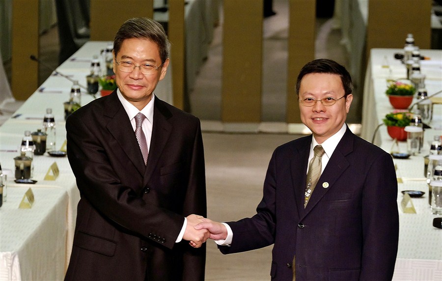 Zhang Zhijun (left), director of the Taiwan Affairs Office, shakes hands with Wang Yu-chi, director of Taiwan’s Mainland Affairs Council, at a hotel near Taoyuan Airport in Taipei yesterday.[Photo/Shanghai Daily]