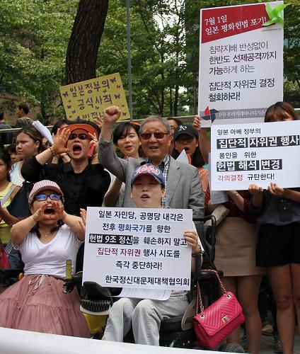 South Korean protestors stage an anti Abe government rally in front of the Japanese Embassy in Seoul on July 2, 2014. [Xinhua photo]