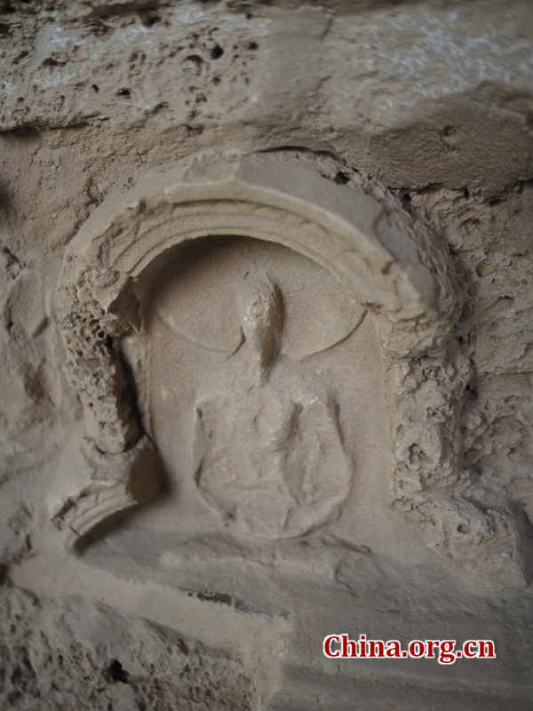 A close look at one of the Ascetic-Buddha statue on a stupa [By Yin Pengxuan/China.org.cn]