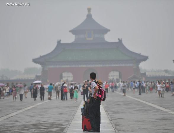 Fog shrouds the Wanping County in Beijing, capital of China, July 3, 2014. Fog and smog hit Beijing on July 3 and serious pollution was reported by local environmental bureau. [Xinhua] 