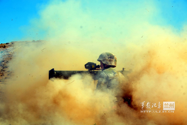 Soldiers participate in rigorous and hard training in Lanzhou MAC to develop the ability to wipe out the enemy as required in actual combat. [Photo/people.com.cn/lz.81.cn]