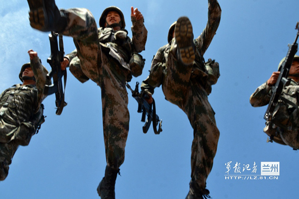 Soldiers participate in rigorous and hard training in Lanzhou MAC to develop the ability to wipe out the enemy as required in actual combat. [Photo/people.com.cn/lz.81.cn]