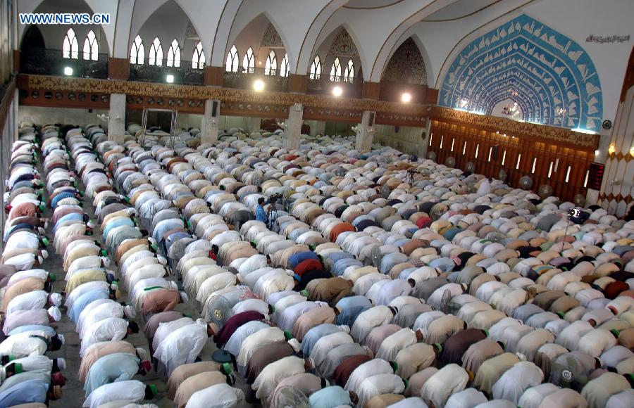 Pakistani Muslims offer Friday prayer during the first week the holy month of Ramadan at Data Darbar Mosque in eastern Pakistan&apos;s Lahore on July 4, 2014. 