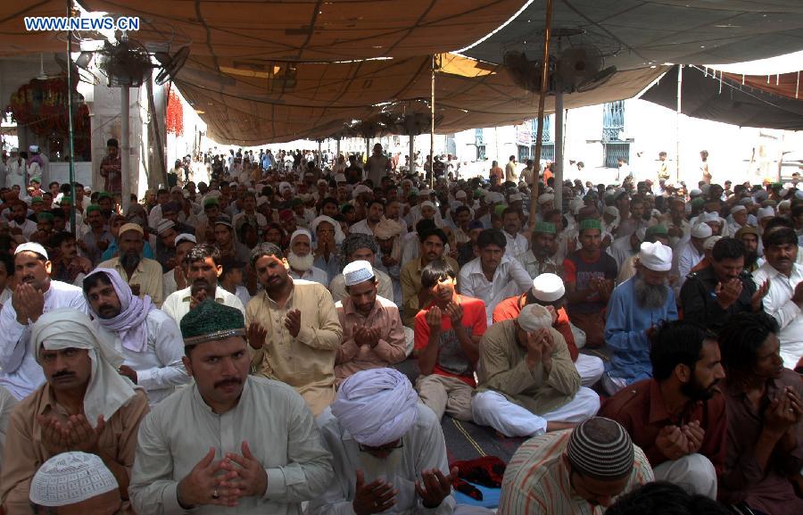 Pakistani Muslims offer Friday prayer during the first week the holy month of Ramadan at Data Darbar Mosque in eastern Pakistan&apos;s Lahore on July 4, 2014. 