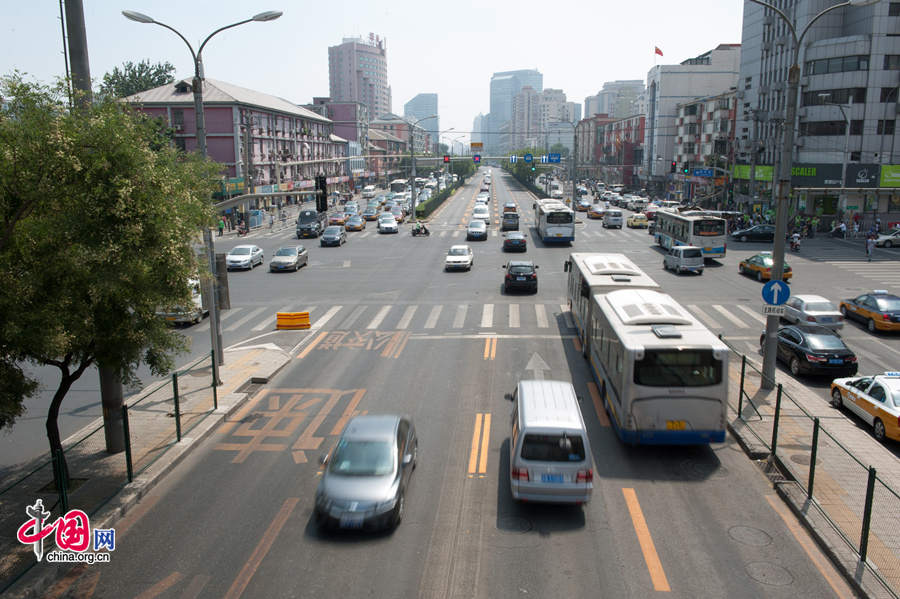 The local government of east Beijing&apos;s Chaoyang District initiates a campaign entitled &apos;I promise not to run a red light&apos; on Tuesday, July 8, 2014, in a bid to eliminate jaywalking in this flourishing part of the Chinese capital. [Photo by Chen Boyuan / China.org.cn]