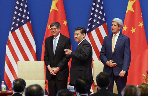 US Secretary of State John Kerry (R) and China's President Xi Jinping arrive on stage for the opening ceremony of the Sixth Round of US-China Strategic and Economic Dialogue at Diaoyutai State Guesthouse in Beijing July 9, 2014. [chinadaily.com.cn]