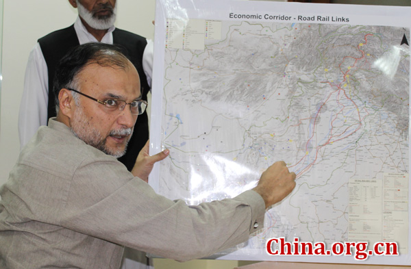 Federal Minister for Planning, Development and Reforms Ahsan Iqbal briefs on Chinese projects of China-Pakistan Economic Corridor during a meeting with a Chinese media delegation in Islamabad on June 19, 2014. [By Li Shen/China.org.cn] 