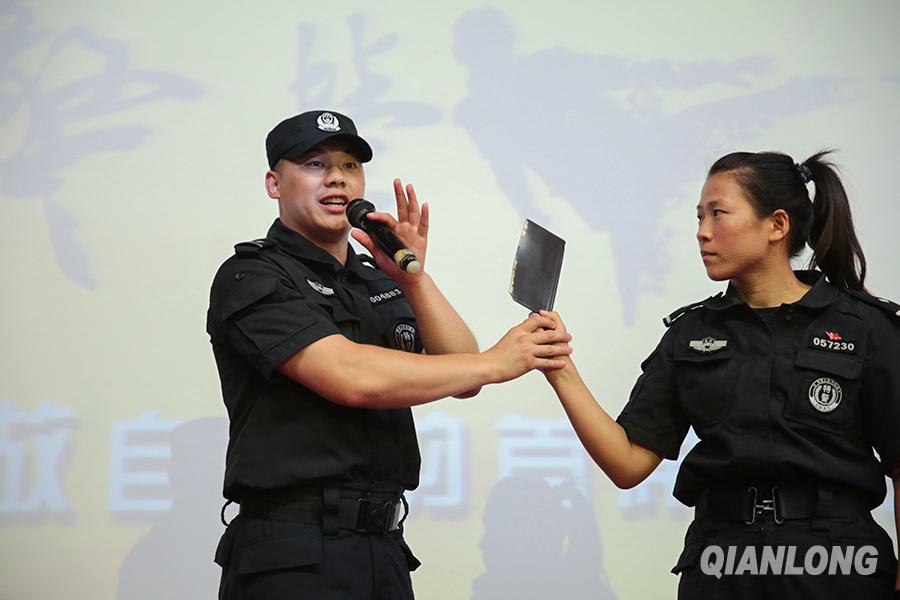 特警进校园中学生学反恐