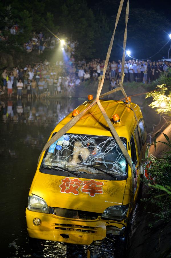 Rescuers try to get a minivan out of water in Changsha, Hunan province, July 11, 2014. [Photo/Xinhua]