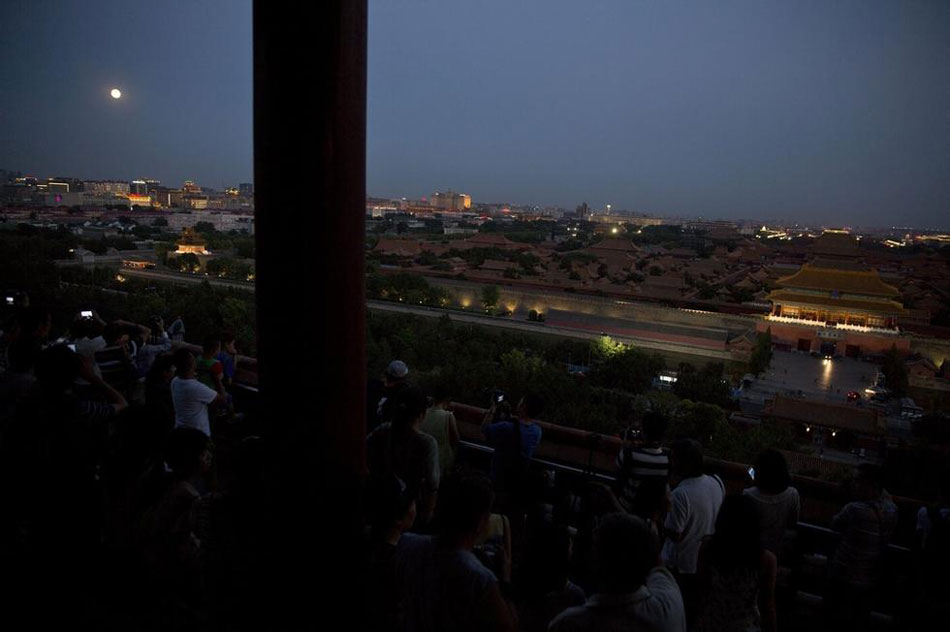 People watch the supermoon in Beijing on Saturday night, July 12, 2014. [Photo/youth.cn] 