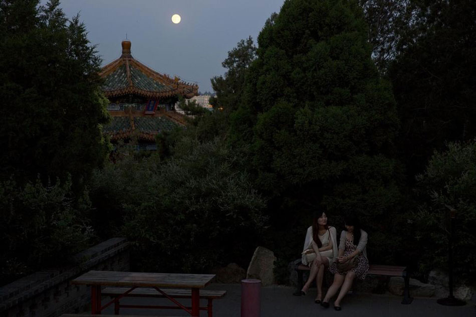 Supermoon rises in Beijing on Saturday night, July 12, 2014. [Photo/youth.cn]