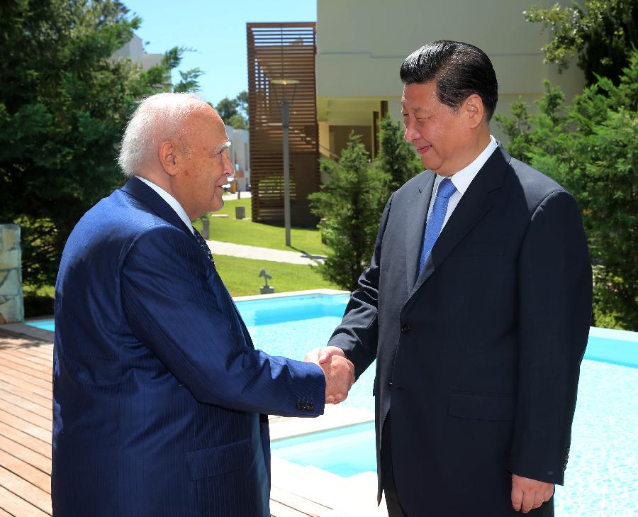 Chinese President Xi Jinping (R) meets with his Greek counterpart Karolos Papoulias on the Rhodes Island in Greece, July 13, 2014. [Photo/Xinhua]