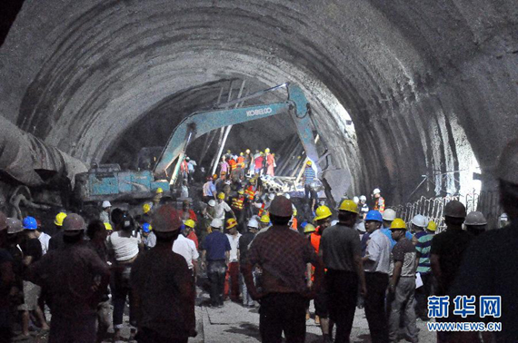 Rescuers were working all out Monday night hoping to reach the 15 workers who had been trapped in the debris of a collapsed railway tunnel in southwest China's Yunnan Province. [Photo/Xinhua]