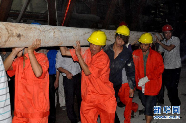 Rescuers were working all out Monday night hoping to reach the 15 workers who had been trapped in the debris of a collapsed railway tunnel in southwest China's Yunnan Province. [Photo/Xinhua]