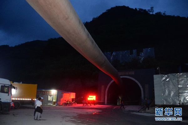 Rescuers were working all out Monday night hoping to reach the 15 workers who had been trapped in the debris of a collapsed railway tunnel in southwest China's Yunnan Province. [Photo/Xinhua]
