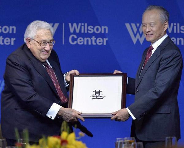 Chinese ambassador to the United States Cui Tiankai (right) and former US Secretary of State Henry Kissinger pose for a photo during an unveiling ceremony of the new logo of the Kissinger Institute on China and the United States in Washington D.C., United States, April 29, 2014.[Photo/Xinhua]