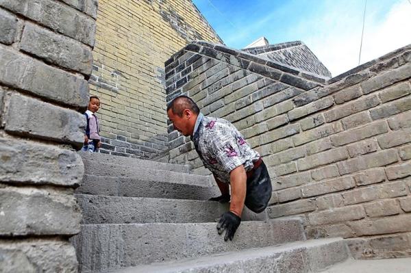 Photo Story Legless Man Inspires Chinese Cn 
