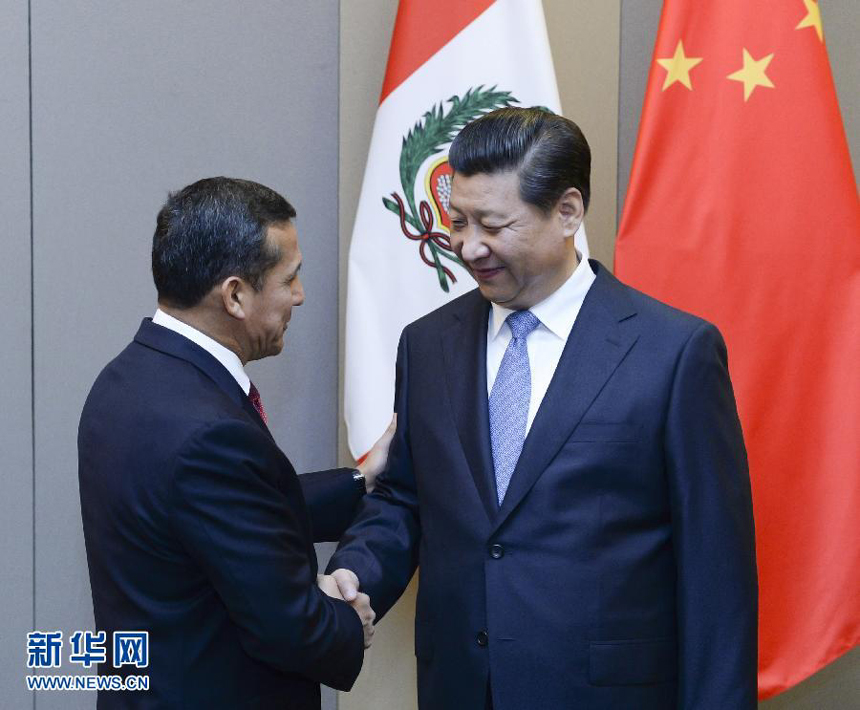 Chinese President Xi Jinping (R) meets with Peruvian President Ollanta Humala in Brasilia, Brazil, July 16, 2014.