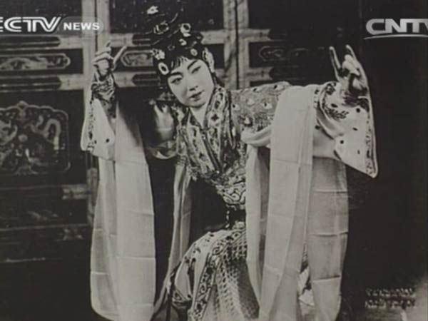 Mei played mostly female roles and his style of dance and singing won such acclaim over the years that it came to be known as the Mei Lanfang School.