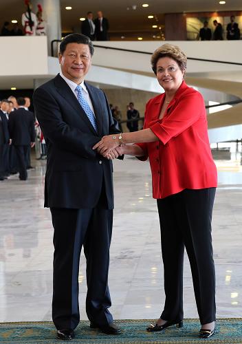 Chinese President Xi Jinping attends a welcome ceremony held for him by his Brazilian counterpart Dilma Rousseff in Brasilia, Brazil, July 17, 2014. [Photo/Xinhua]