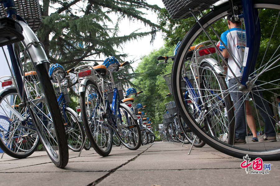 Some 30 tailor-made Giant bikes are parked at the United Nations China HQ compound on Friday, July 18, 2014, as the UN teams up with China Bicycle Association (CBA) and other partners to promote an environmentally-friendly transport mode with a cycling event around the Sanlitun area in Beijing. [Photo by Chen Boyuan / China.org.cn]