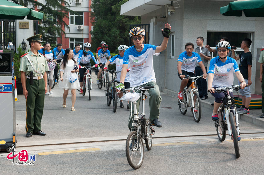 Cyclists peddle their way in Beijing&apos;s Sanlitun diplomatic area with tailor-made bike donated to the United Nations China system by Giant Bike, in a wish to promote greener traffic and a healthy lifestyle. [Photo by Chen Boyuan / China.org.cn]