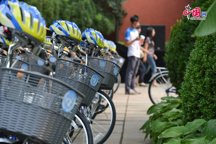 Some 30 tailor-made Giant bikes are parked at the United Nations China HQ compound on Friday, July 18, 2014, as the UN teams up with China Bicycle Association (CBA) and other partners to promote an environmentally-friendly transport mode with a cycling event around the Sanlitun area in Beijing. [Photo by Chen Boyuan / China.org.cn]