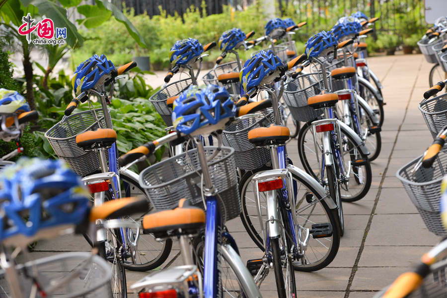 Some 30 tailor-made Giant bikes are parked at the United Nations China HQ compound on Friday, July 18, 2014, as the UN teams up with China Bicycle Association (CBA) and other partners to promote an environmentally-friendly transport mode with a cycling event around the Sanlitun area in Beijing. [Photo by Chen Boyuan / China.org.cn]