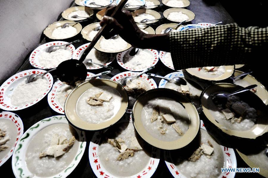 Porridge for Iftar are seen at Sabiilurrosyaad Mosque in Yogyakarta, Indonesia, July 20, 2014. Muslims here eat porridge for Iftar during Ramadan month as tradition. [Photo/Xinhua]