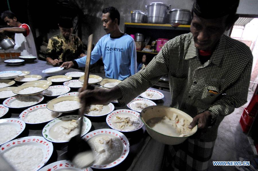 People prepare porridge for Iftar at Sabiilurrosyaad Mosque in Yogyakarta, Indonesia, July 20, 2014. Muslims here eat porridge for Iftar during Ramadan month as tradition. [Photo/Xinhua]