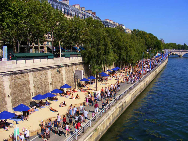 news 英语新闻-paris opens beach along banks of the river seine