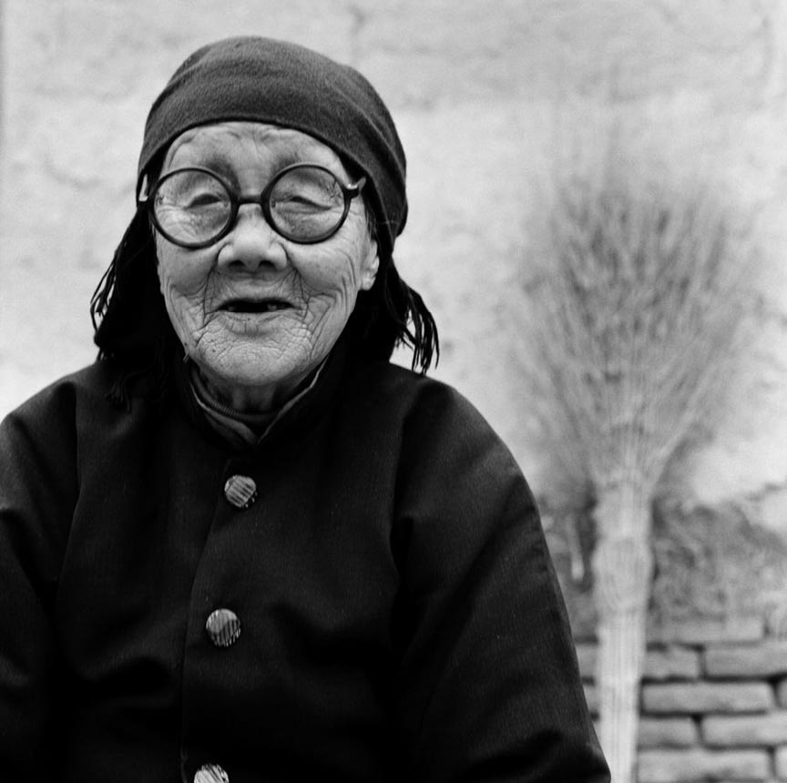 Yang Jinge (born 1923-) in 2010. [Photo by Jo Farrell/For chinadaily.com.cn]