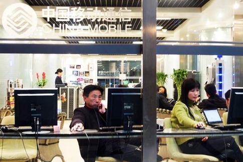 Members surf the Internet in a VIP lounge run by China Mobile Ltd at an airport in Zhengzhou, Henan province. The telecom carrier is closing its VIP rooms at airports across the country to cut operation costs. [China Daily]