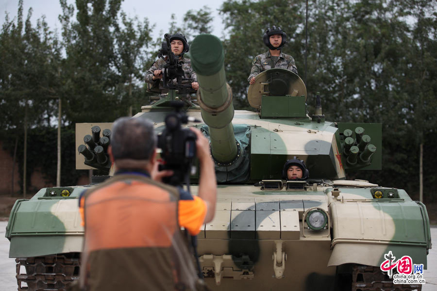 中国军方组织中外记者采访装甲兵工程学院