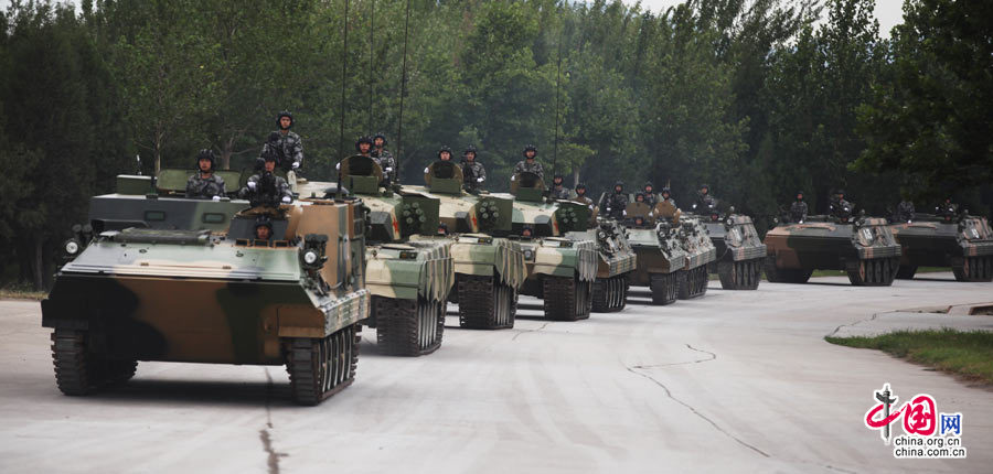 中国军方组织中外记者采访装甲兵工程学院