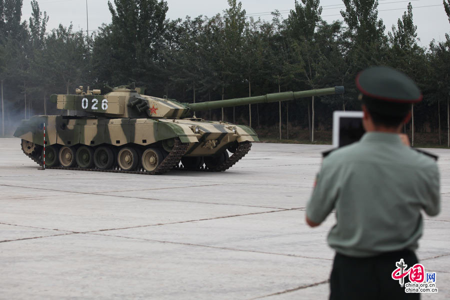 中国军方组织中外记者采访装甲兵工程学院