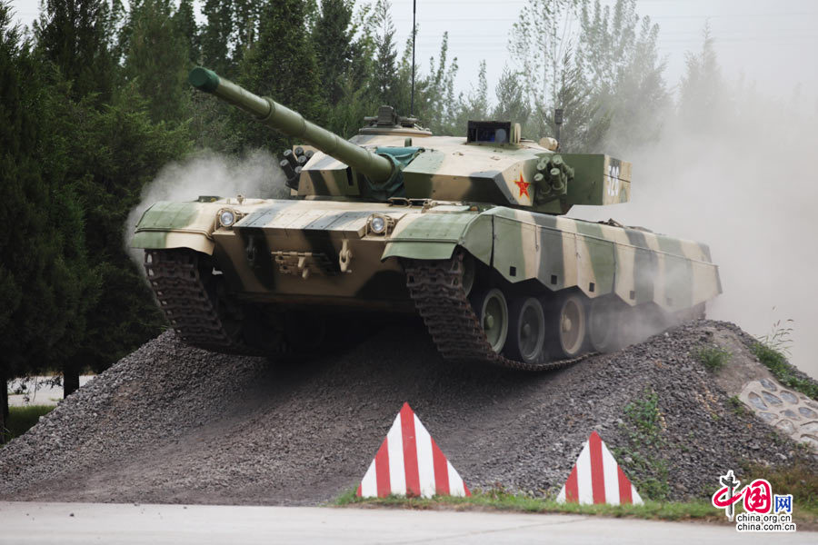 中国军方组织中外记者采访装甲兵工程学院