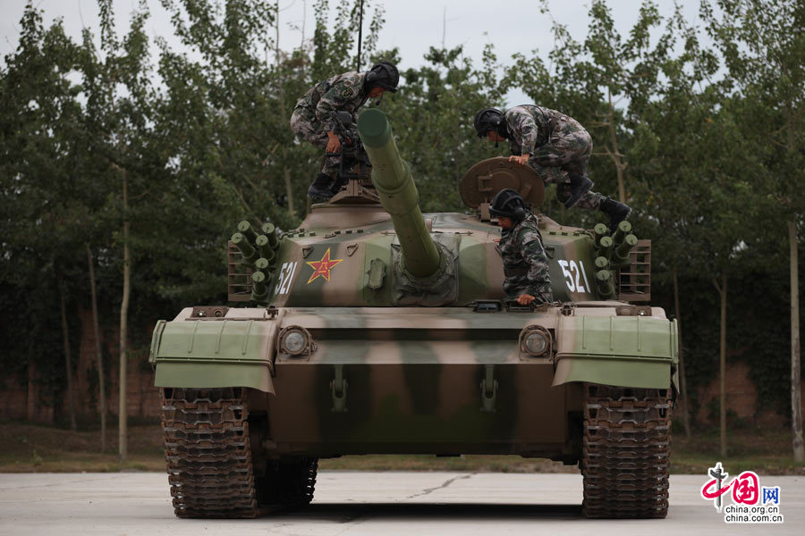 中国军方组织中外记者采访装甲兵工程学院