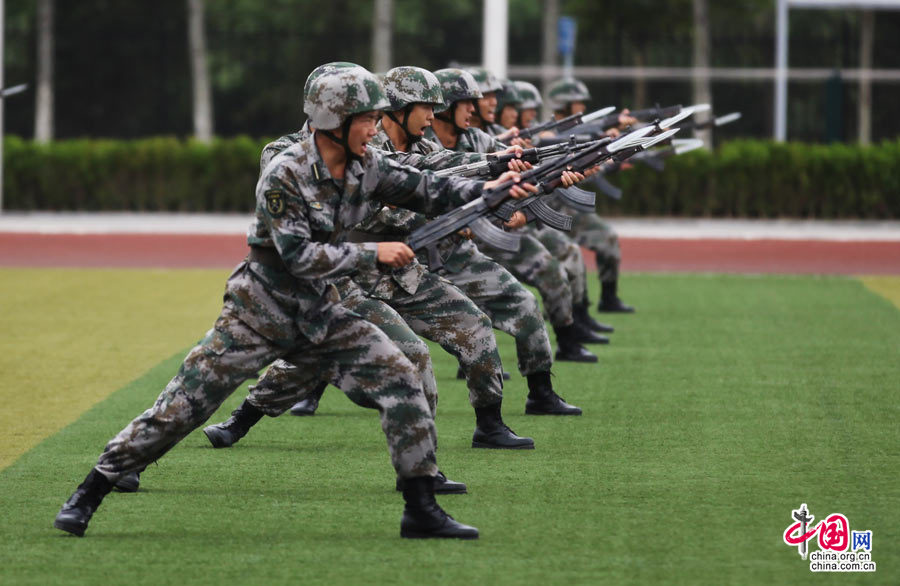 中国军方组织中外记者采访装甲兵工程学院