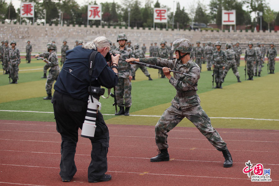中国军方组织中外记者采访装甲兵工程学院