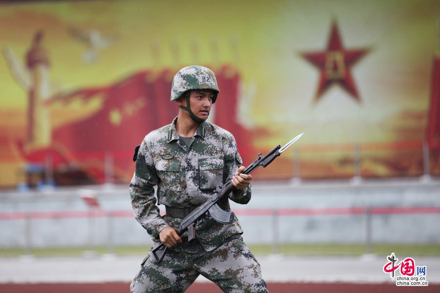 中国军方组织中外记者采访装甲兵工程学院