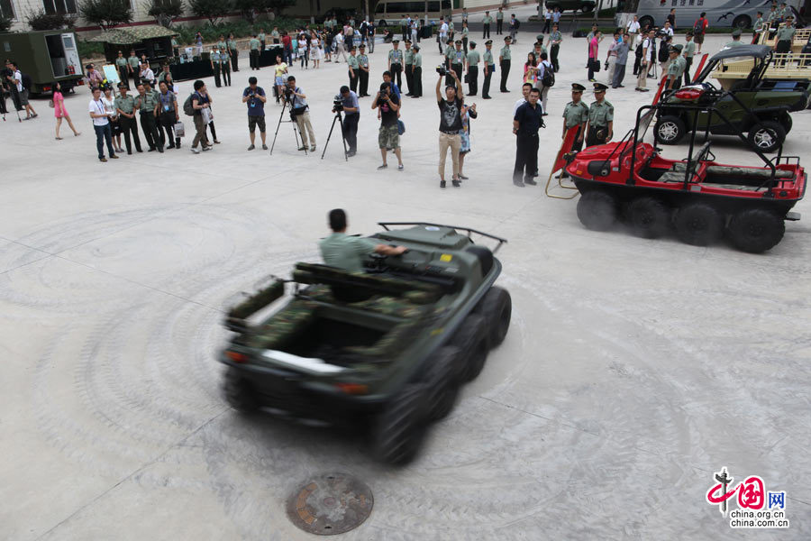 中国军方组织中外记者采访装甲兵工程学院