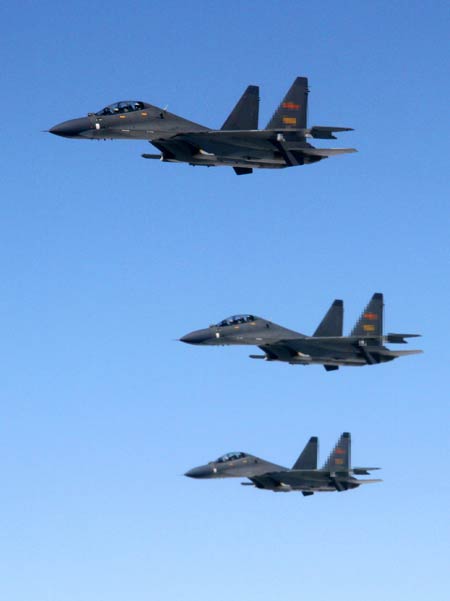 Three Chinese Su-30 fighters fly in formation on July 20. [Photo/Xinhua] 