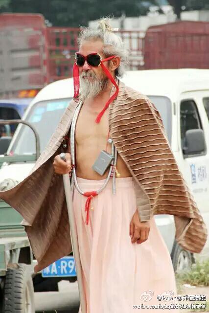 In recent, a homeless man from Luoyang city, became a hotspot throught out the internet. He was called 'Grandpa Sharp' by Chinese netizens because of his most 'fashionable' dressing style. [Photo/weibo] 